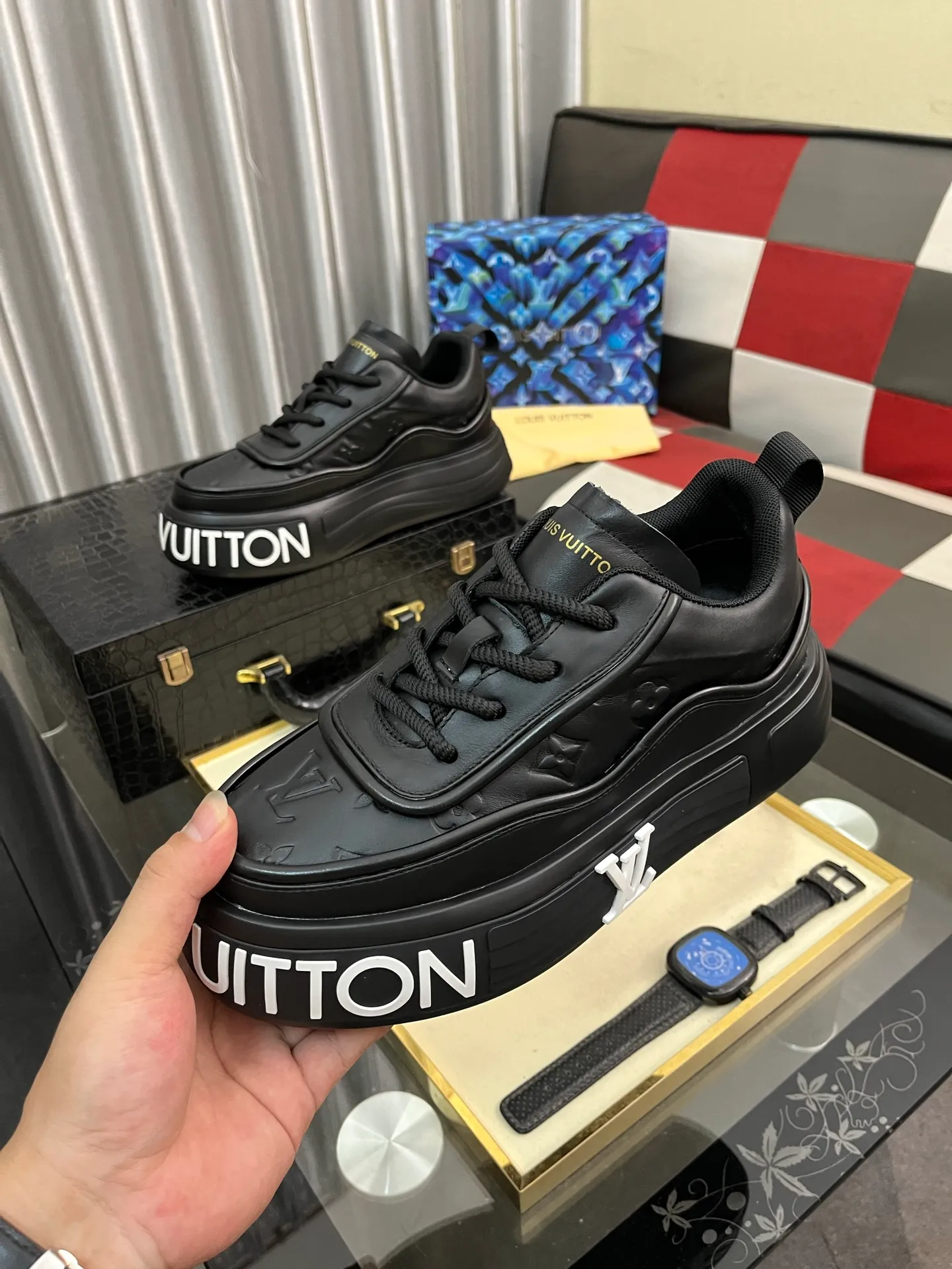 Men's shoes 💰560⌚️⌚️【LOUlS VUlTTON】Louis Vuitton ~ unique and casual style. LV counter purchasing 🏃casual shoes😍😍 Men's 2025 counters are on sale simultaneously, Italian imported brands select first-layer Italian cowhide. Cowhide leather lining (refuses to discolor and grind feet) Code number: 38-44 4⃣️colors available